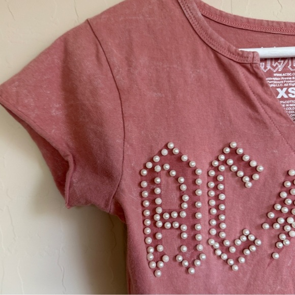 AC/DC Women’s Band Graphic Baby Tee Pink Acid Wash Pearl Crop Top XS - Picture 3 of 6